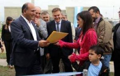 Manzur y Amaya entregaron 60 viviendas en Concepci�n
