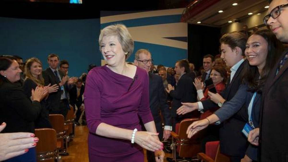 En medio de una fuerte crisis poltica, Theresa May defiende el Brexit