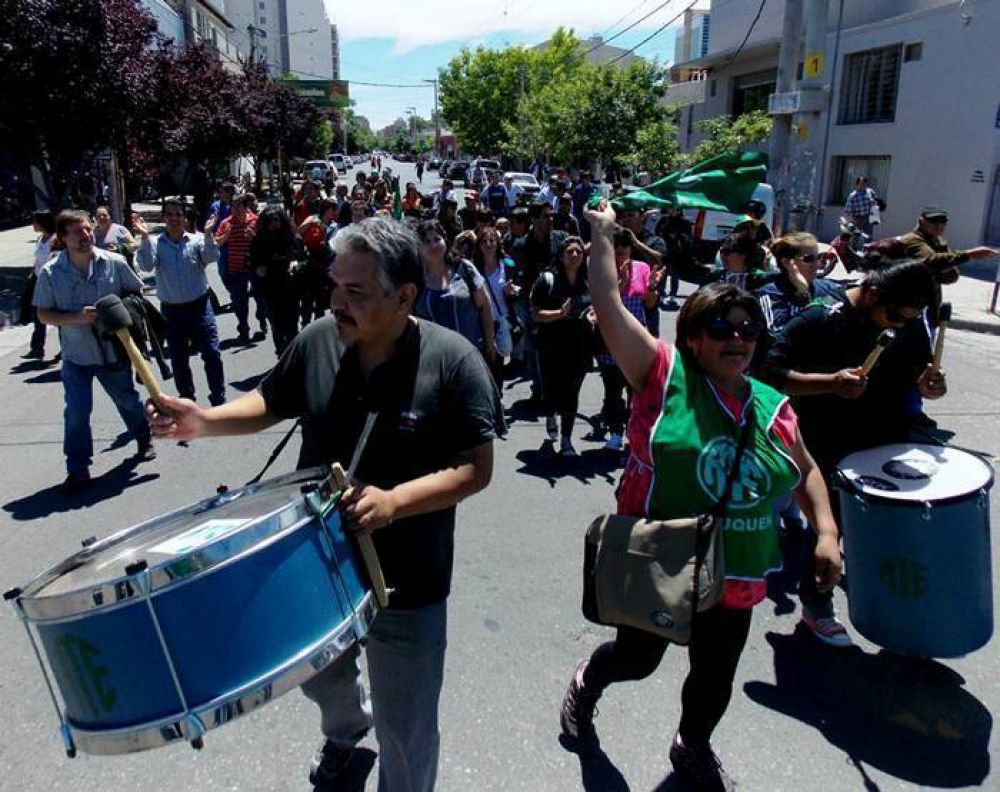 Protesta de auxiliares de servicio en toda la provincia