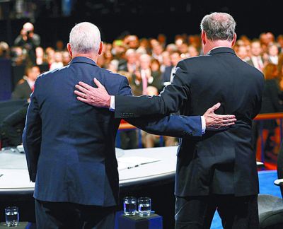 El empate ayuda a la favorita Clinton