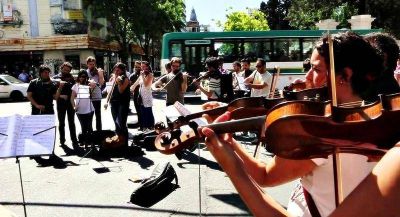 Los trabajadores del Teatro Argentino se levantan contra el decreto que suspende los pases a planta