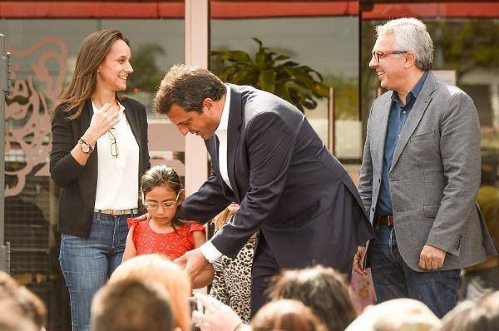Zamora y Massa entregaron ms de 500 anteojos a alumnos de Tigre
