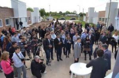 Se inauguraron 13 viviendas y firmaron convenio por otras 60