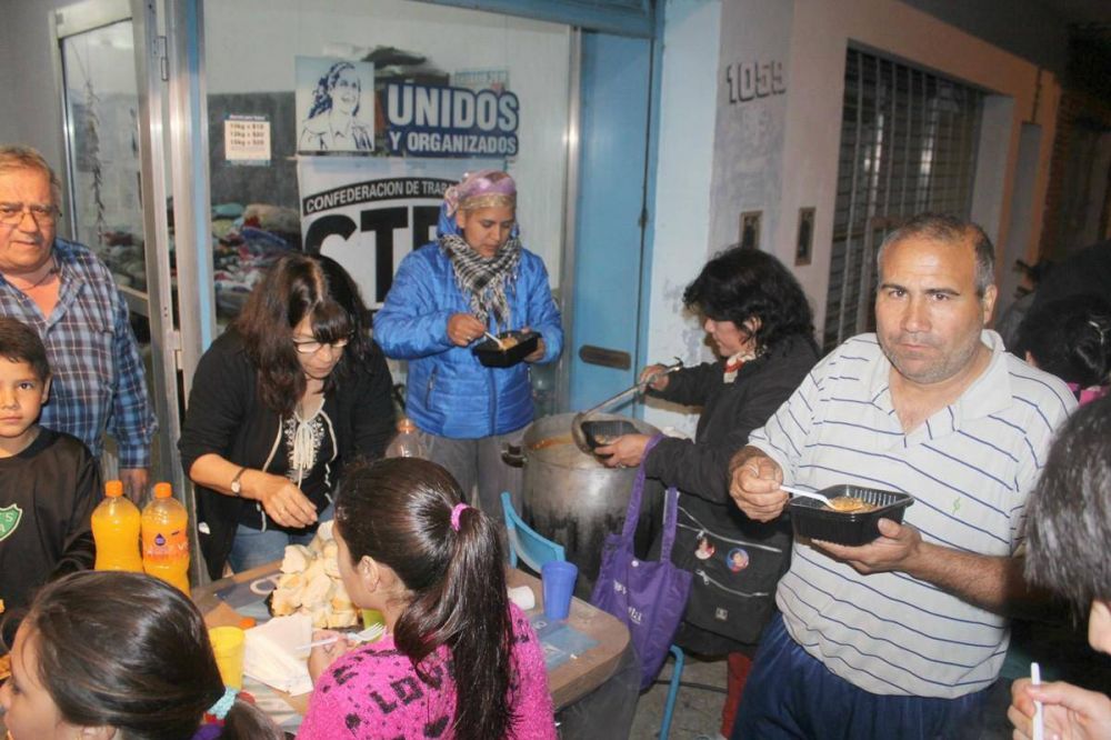 En Jun�n el �Movimiento Evita� se sum� a las ollas populares 
