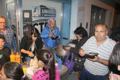 En Jun�n el �Movimiento Evita� se sum� a las ollas populares 