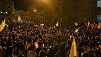 Miles de personas marchan en silencio por un #AcuerdoYa en Colombia
