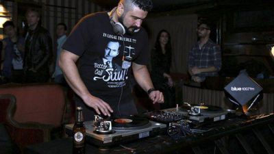 El vinilo ya tiene su lugar en la noche porte�a