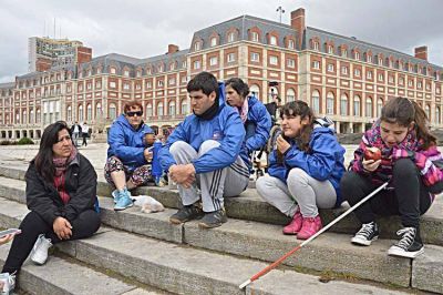 Llegan miles de turistas para disfrutar el fin de semana largo