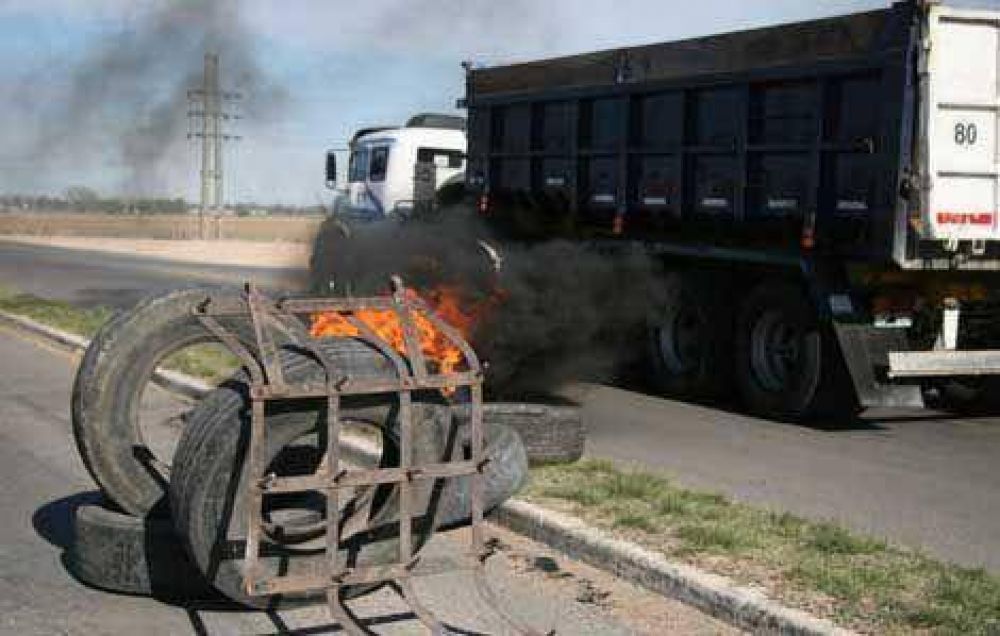 Ruralistas demoran el tr�nsito en la ruta.