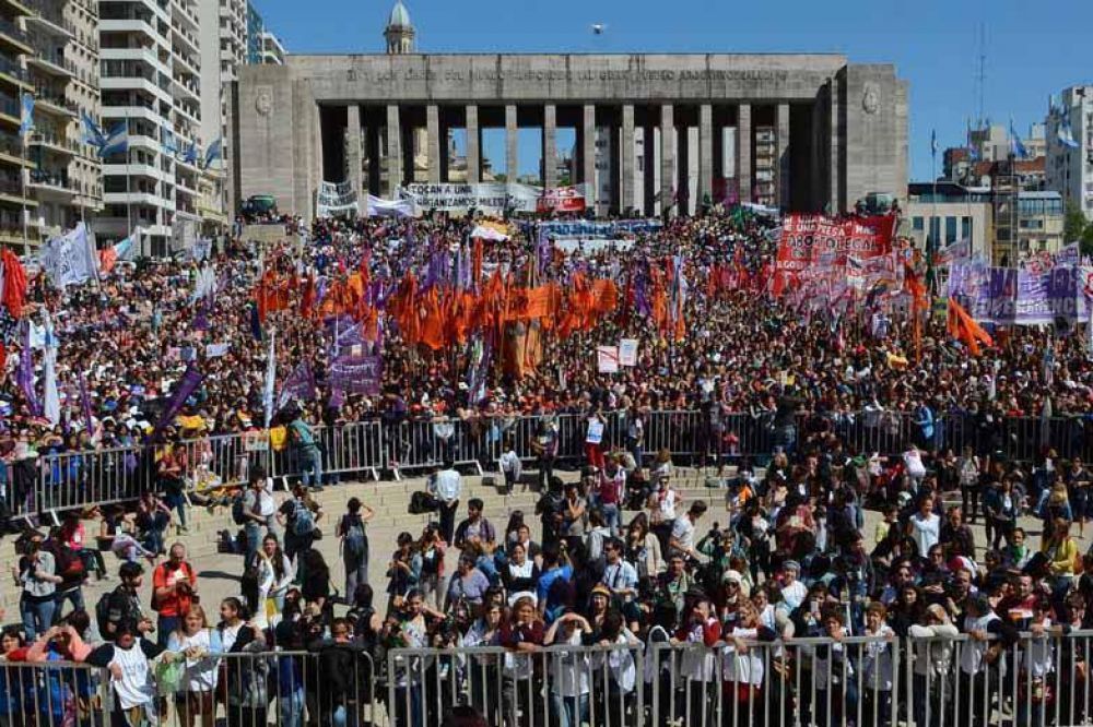 Con una masiva participacin comenz el Encuentro Nacional de Mujeres en Rosario