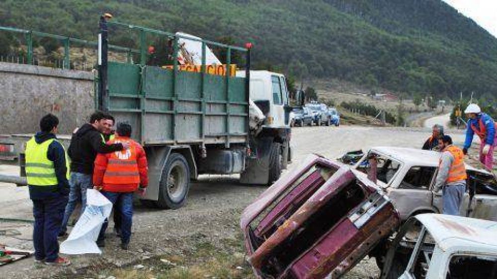 Una gran cantidad de basura y estructuras de autos fueron retirados del viejo autdromo de Ushuaia