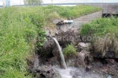 Un ca�o que despide desechos cloacales en el r�o Quequ�n