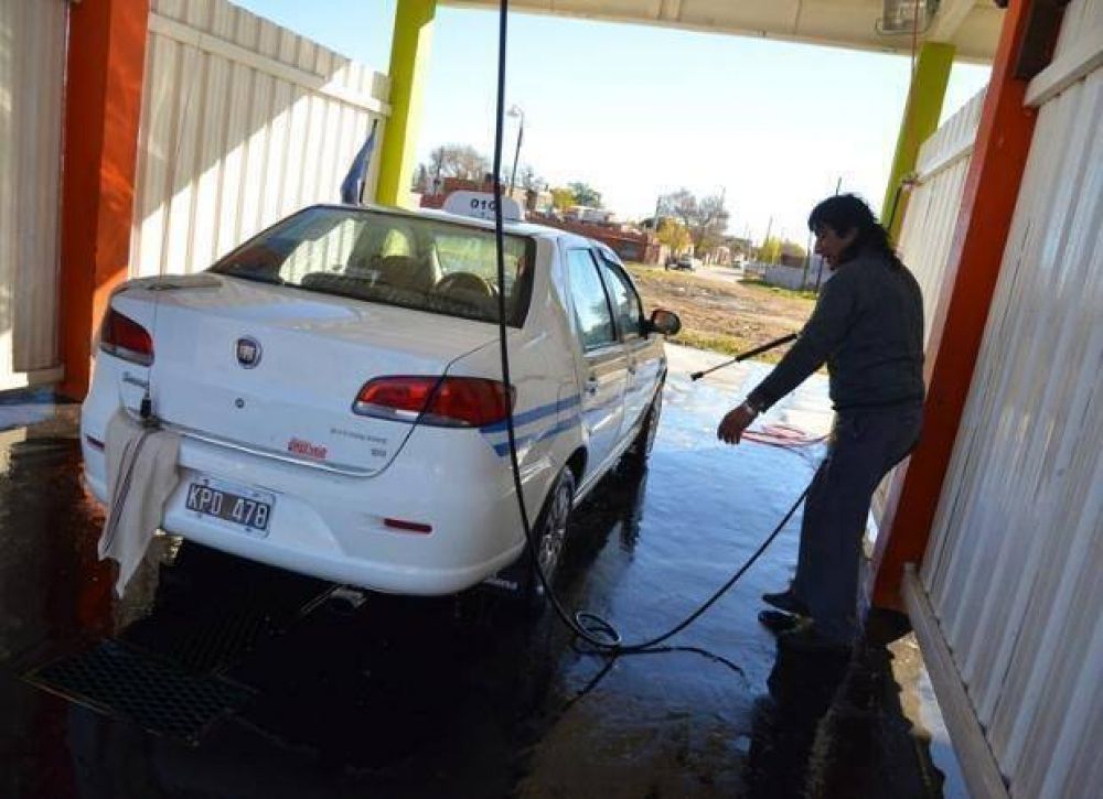 Buscan disminuir el uso de agua en los lavaderos de autos