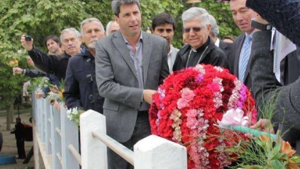 Despu�s de 25 a�os, un gobernador volvi� a hacerle una ofrenda al agua
