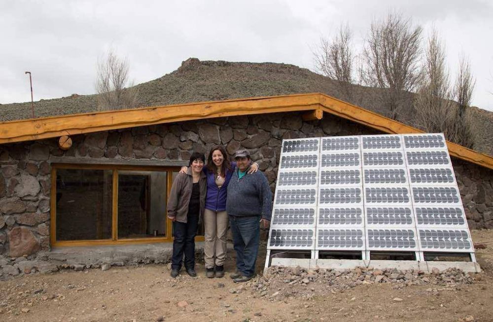 Instalan paneles solares en comunidades mapuche de la zona andina