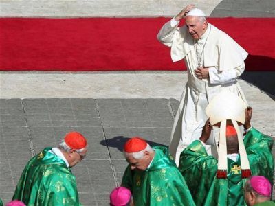 El Papa le da poder a la 