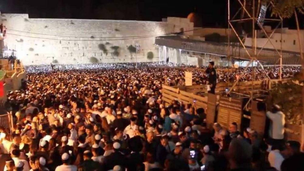 Slijot. Ms de cien mil personas se reunieron antes de Iom Kipur en el Muro de los Lamentos
