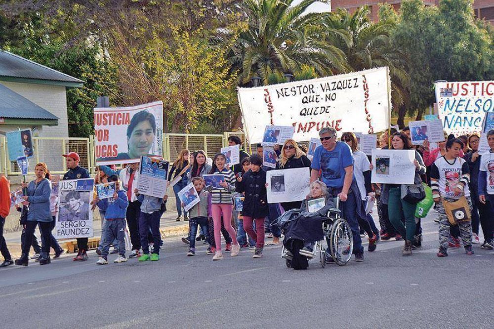 M�s de 300 personas marcharon ruidosamente pidiendo por justicia