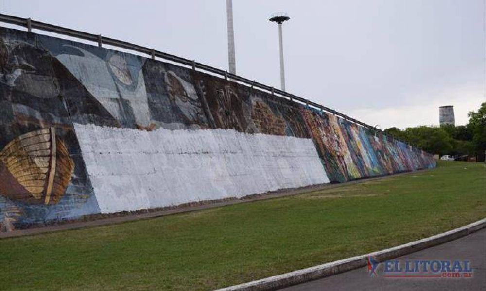 Tras pintadas políticas y un parate, retoman los trabajos en el Mural de la Correntinidad