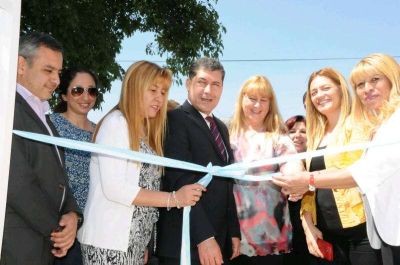Casas inaugur� la casa de la mujer 