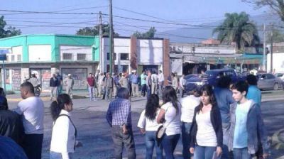 Municipales de Yerba Buena cortaron la avenida Aconquija por reclamos salariales