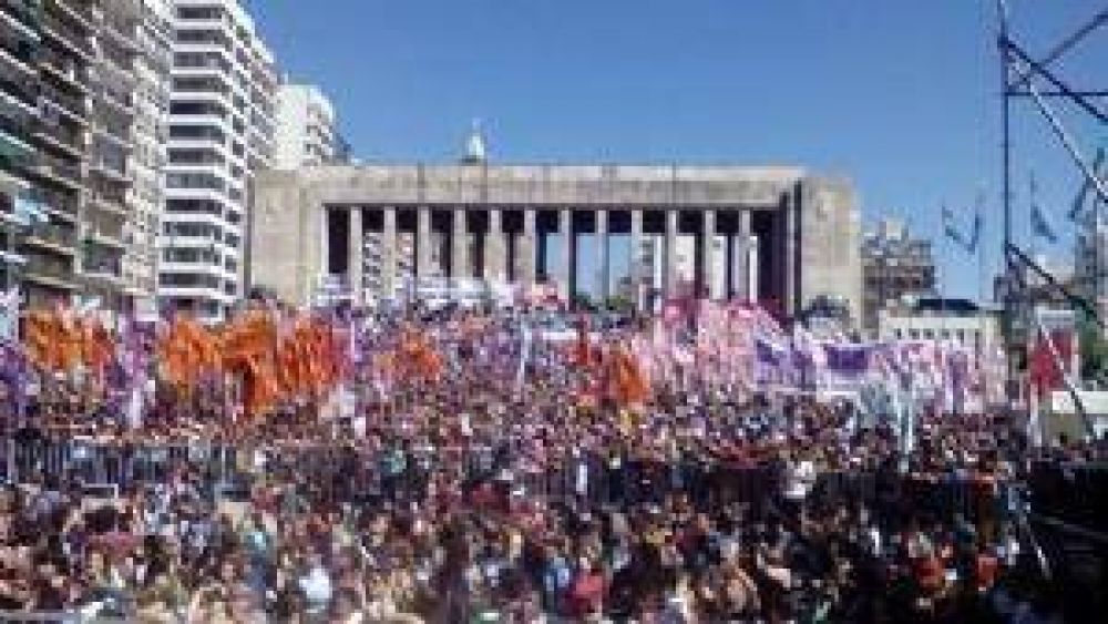 Decenas de chivilcoyanas en la marcha de Mujeres que fue reprimida por la Polic�a