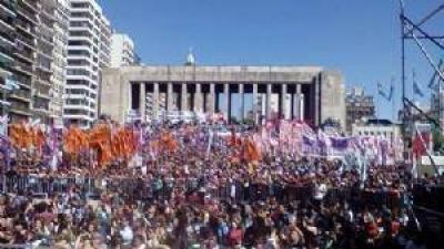 Decenas de chivilcoyanas en la marcha de Mujeres que fue reprimida por la Polic�a