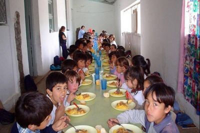 M�s de dos mil chicos almuerzan en las escuelas