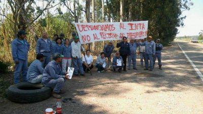 Protesta al lado de la ruta de trabajadores del Inta