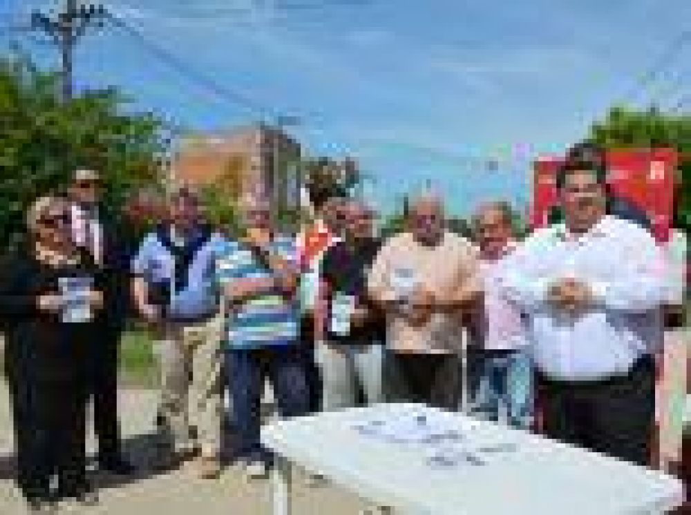Berisso: Ante los vecinos de calle 28 y 171, Nedela firm el contrato de las obras de pavimentacin en la zona