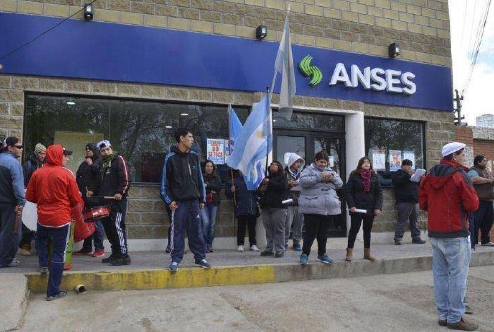 Opositores a directora de la ANSeS volvieron a pedir su renuncia, esta vez acompaados por manifestantes