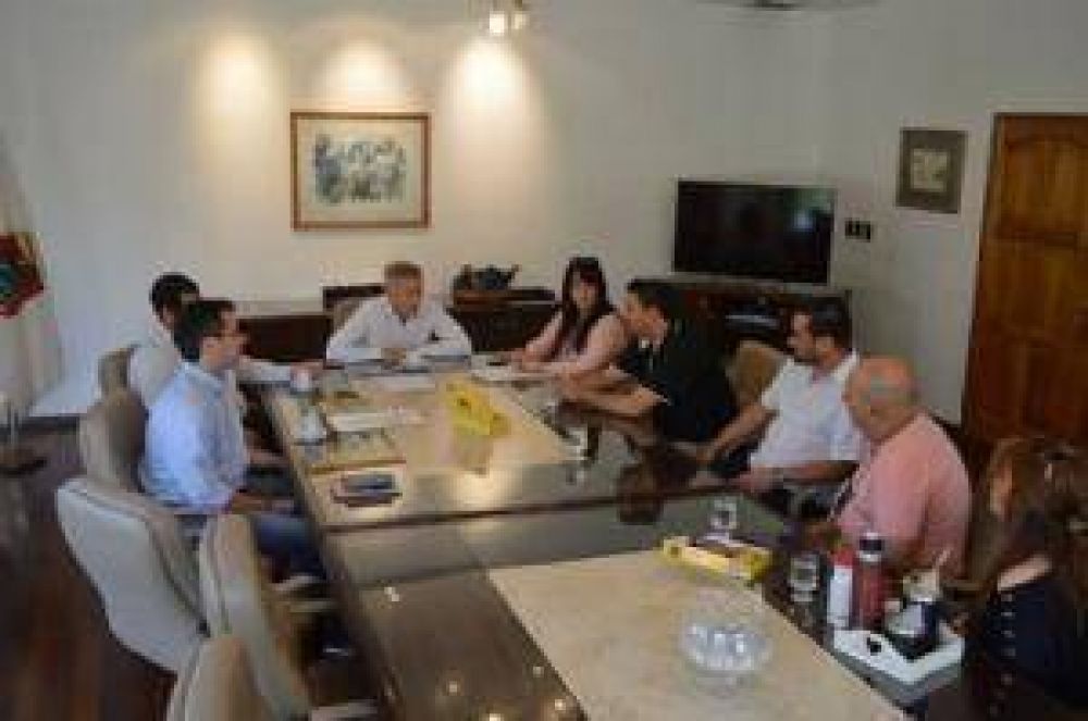 Avil�s recibi� a la primera comisi�n que tiene el centro vecinal de Las 400 Viviendas