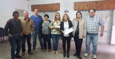 Lord�n visit� Tapalqu� y entreg� subsidio para la fiesta de la Mujer Campesina