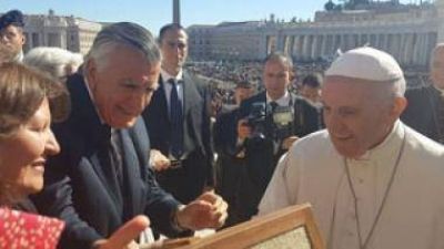 Gioja entreg� al papa un poncho, como regalo del pueblo sanjuanino