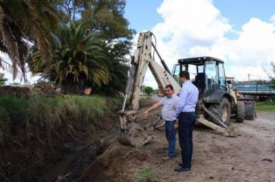 Urbanizaci�n de los Barrios: El intendente visit� la obra de entubado y limpieza de desag�es en Anteo Gasparri