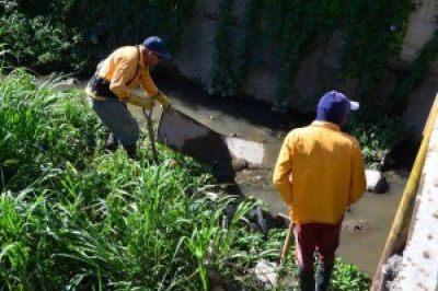 Inici� la limpieza de canales en la ciudad