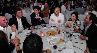 Con gui�os a Lilita, Lousteau le dijo a 1500 radicales que 