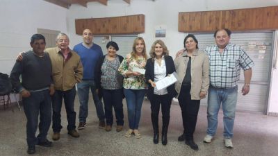 Lord�n visit� Tapalqu� y entreg� subsidio para la fiesta de la Mujer Campesina