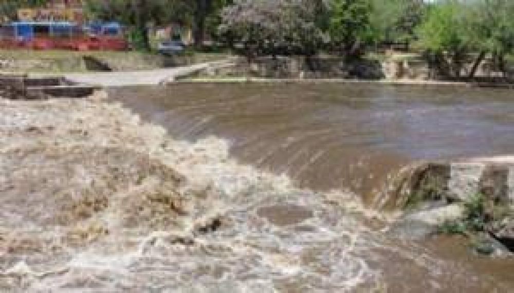 Carlos Paz: Una creciente de un metro ingres� al r�o San Antonio