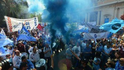 Los estatales no aceptan el bono y van al paro