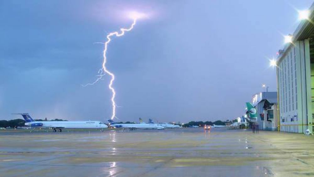 La lluvia complic los vuelos: demoras y pasajeros sin valija
