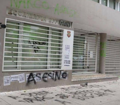 Escracharon con pintadas, el frente de la escriban�a Offidani