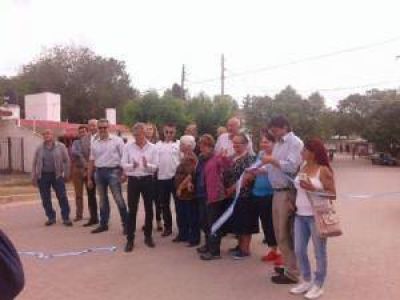 Avil�s inaugur� junto a vecinos el adoquinado en barrio La Quinta