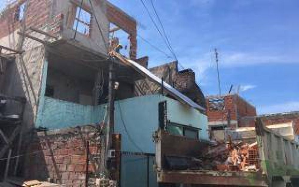 Demolieron viviendas con peligro de derrumbe en San Fernando