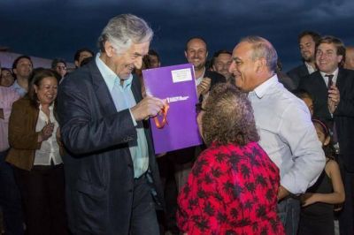 El gobernador entreg� viviendas a 38 familias afectadas por las inundaciones en Luj�n