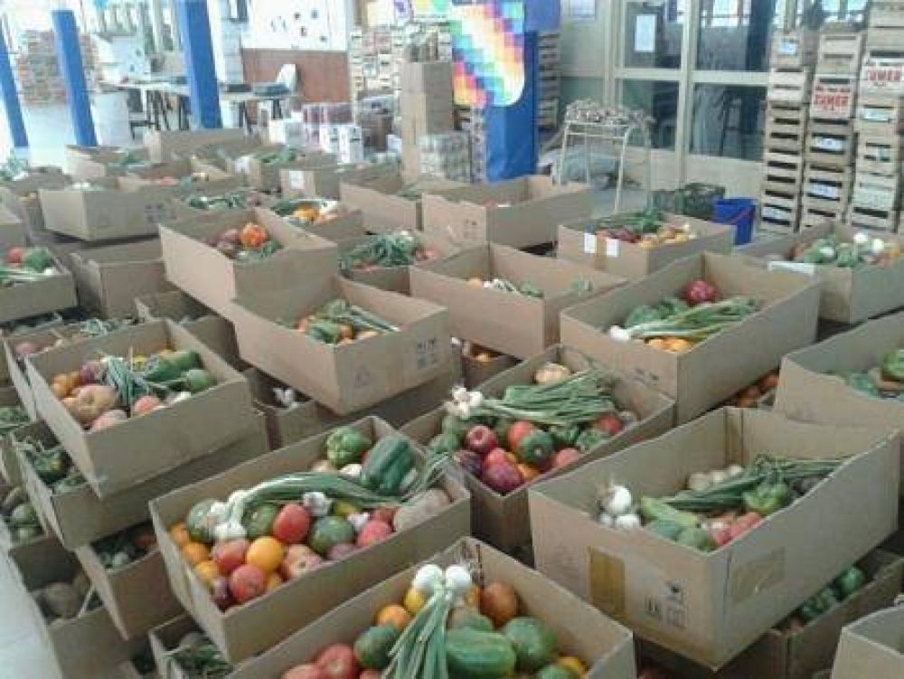 M�s de dos mil vecinos compraron en el mercado solidario