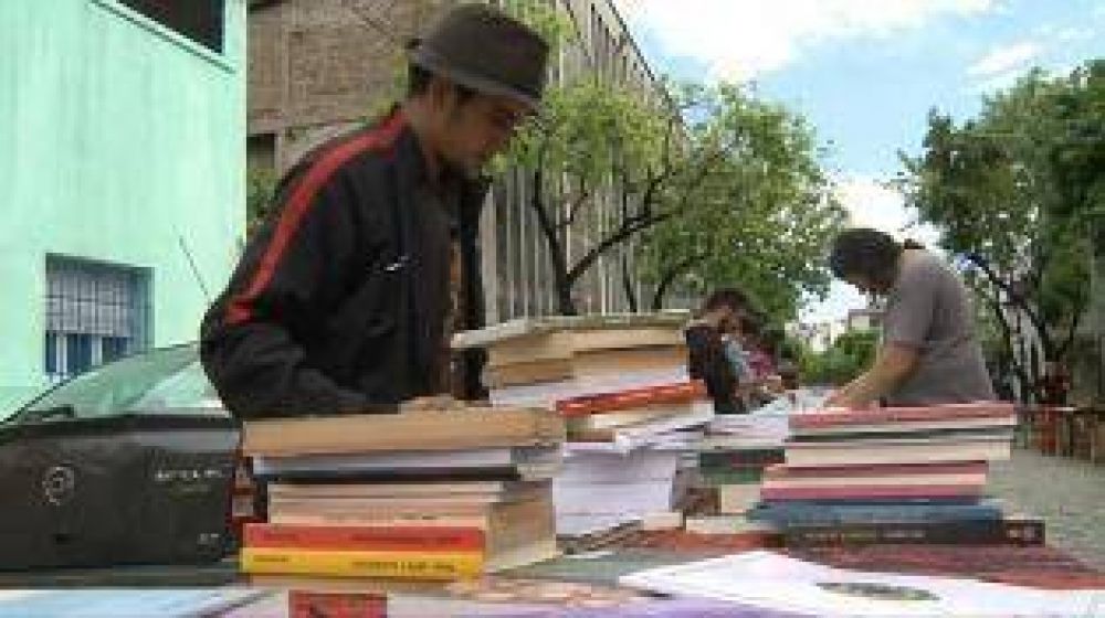 Los escritores independientes muestran sus obras en IMPA