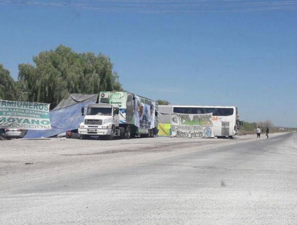 Camioneros reflotan conflicto contra caleras y vuelven a cortar ingreso en Los Berros