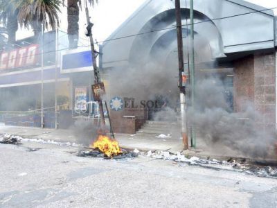 Despidos e incidentes en Coto