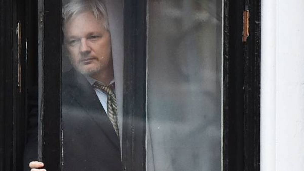 Tras atacar a la campaa de Hillary Clinton, le cortan la conexin de internet a Julian Assange